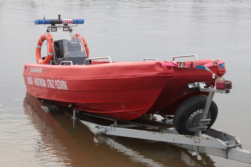 Puławscy strażacy testują nową łódź (zdjęcia)