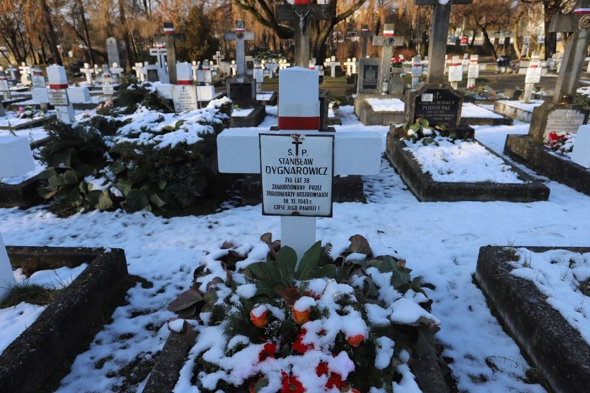 Kielczanka prosi o pomoc. Firma sprzątająca na Cmentarzu Partyzanckim regularnie wyrzuca znicze z grobu jej dziadka 