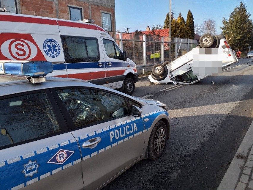 Groźny wypadek w Brzesku. Samochód dachował [ZDJĘCIA]