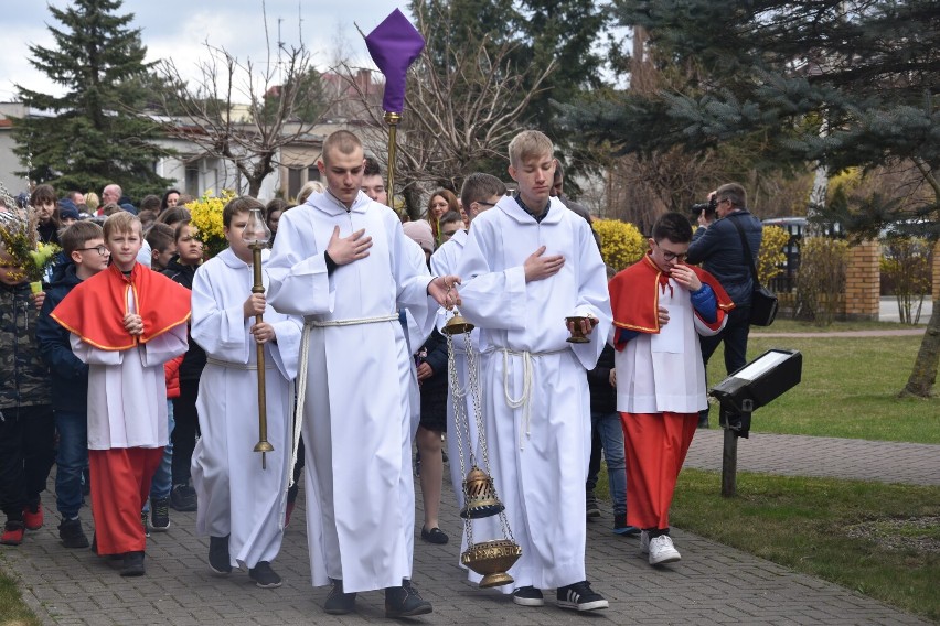 Niedziela Palmowa 2022 w Rypinie. Tak wyglądała procesja w parafii św. Stanisława Kostki [zdjęcia]