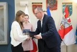 Młodzi i utalentowani docenieni przez starostę pleszewskiego. 14 uczniów oraz absolwentów szkół powiatowych odebrało stypendium