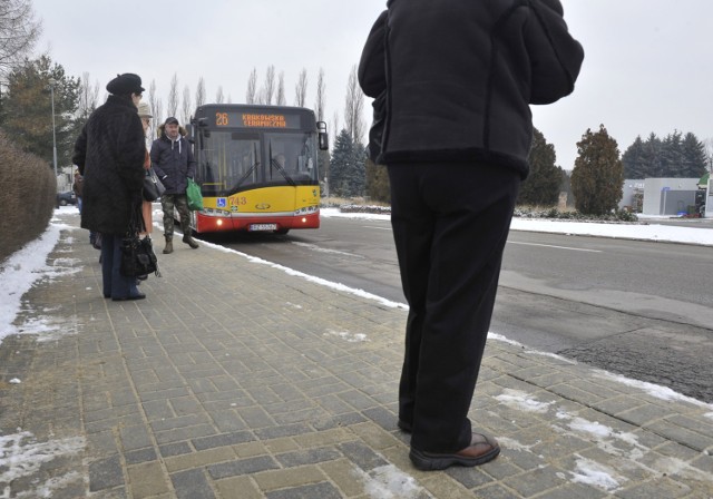 Zamiast marznąć na przystanku przy ul. Cienistej, pasażerowie chętnie poczekaliby na odjazd w ciepłym autobusie