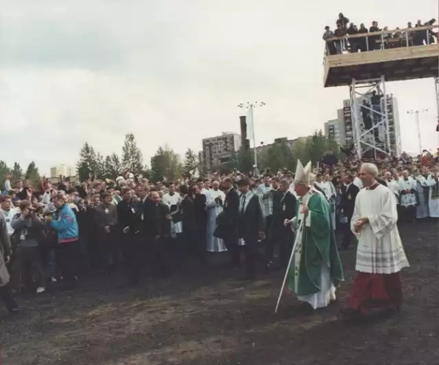 Dziś, 18 maja, mija 101. rocznica urodzin Jana Pawła II.  Polski papież w czasie swojego długiego pontyfikatu swoimi odwiedzinami wyróżnił wiele miast na całym świecie, w tym także Koszalin.