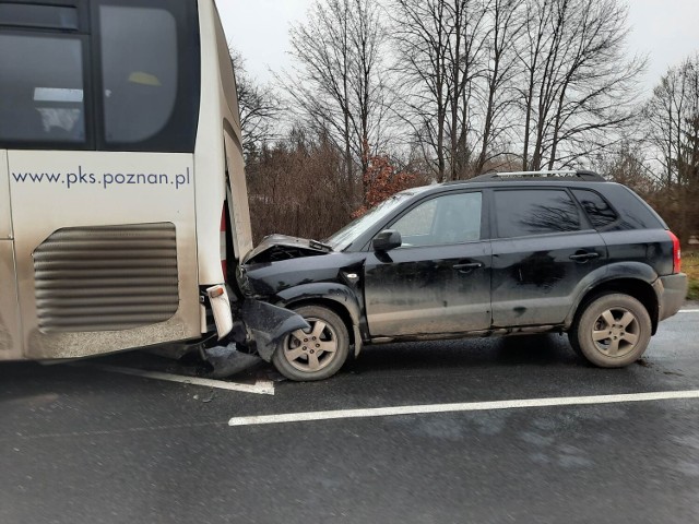 Samochód osobowy uderzył w tył autobusu. Jedna osoba została ranna. Kierowcy musieli liczyć się z utrudnieniami na trasie Śrem - Książ Wielkopolski.