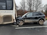 Wypadek w Chrząstowie pod Śremem. Samochód osobowy uderzył w autobus. Jedna osoba trafiła do szpitala