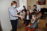 Pierwszoklasiści z Państwowej Szkoły Muzycznej I stopnia w Brzezinach po raz pierwszy zagrali koncert dla swoich mam