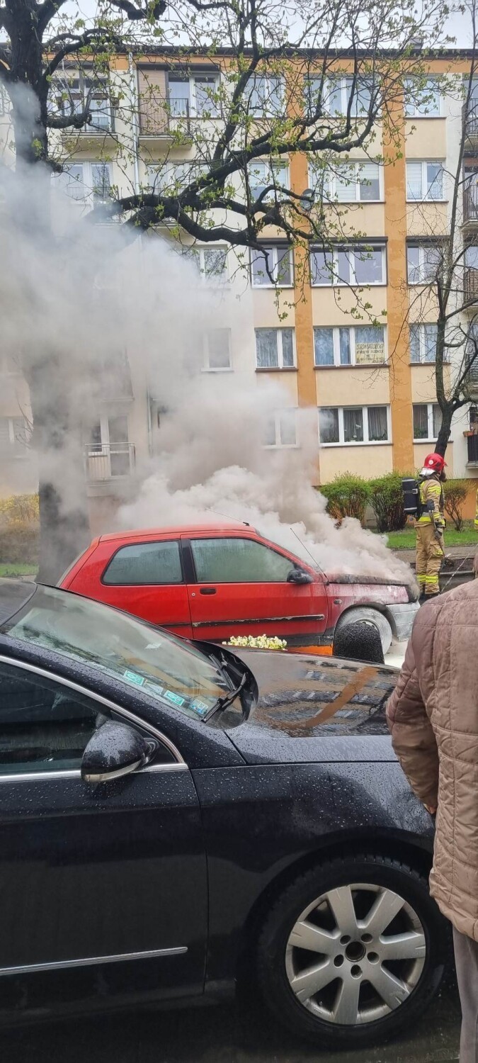 Pożar samochodu osobowego na ul. Piłsudskiego w Obornikach [ZDJĘCIA]