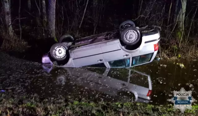 Mężczyzna zjechał na przeciwległy pas ruchu, wpadł do rowu pełnego wody i dachował. 