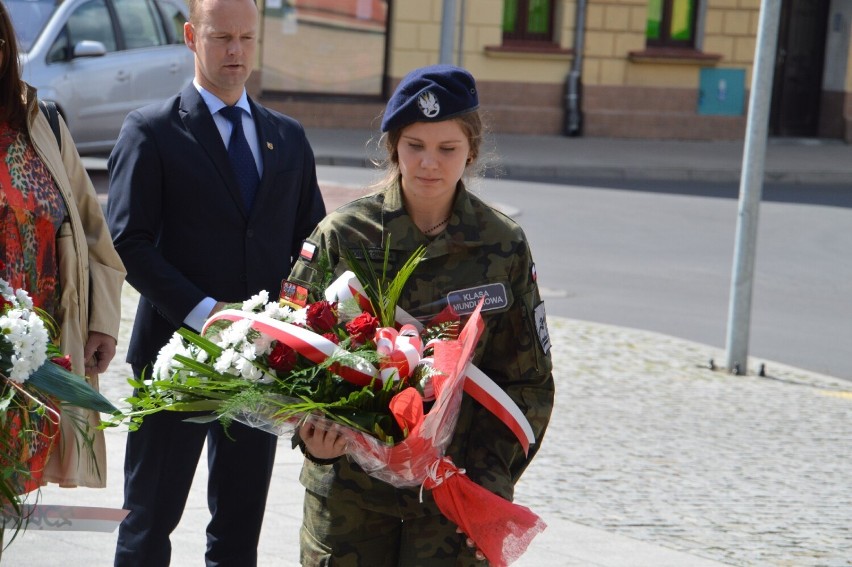 Pod Pomnikiem Żołnierza Polskiego złożono dziś (01.09.2021) kwiaty. W ten sposób upamiętniono 82. rocznicę wybuchu II Wojny Światowej [FOTO]