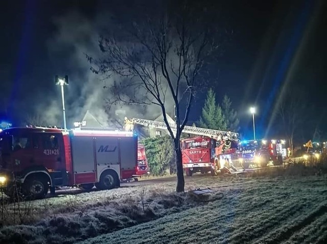 Pożar wybuchł minionej w nocy (8 lutego). Zapalił się dom jednorodzinny w miejscowości Śmieszkowo, w gminie Sława.

Zgłoszenie o pożarze wpłynęło około godziny 3:20-3:30. Do akcji gaśniczej wyruszyło 7 zastępów straży pożarnej: dwa zastępy JRG Wschowa, trzy zastępy OSP Sława, zastęp OSP Śmieszkowo i zastęp OSP Ciosaniec. Na miejsce przyjechała też policja oraz pogotowie energetyczne.

Jak informowali nas o godz. 8.40 strażacy z OSP Sława, akcja nadal trwała. Ogień zajął głównie poddasze, lecz pożar objął około 50 proc. budynku mieszkalnego. Na szczęście nikt nie został poszkodowany.

Na czas akcji droga powiatowa w obu kierunkach, do Sławy i Spokojnej, została całkowicie zablokowana.



Zobacz też: Pożar samochodu na drodze S3 pod Zieloną Górą
