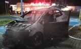 Pożar samochodu na parkingu przed Media Markt w Kielcach. Akcja strażaków. Zobacz zdjęcia