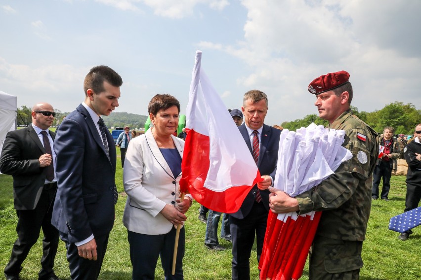 Poznaj Europę, sam zrób flagę, posil się wojskową grochówką. Świąteczny piknik na krakowskich Błoniach [ZDJĘCIA]