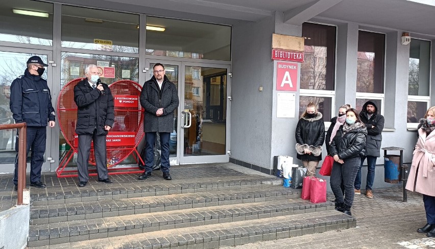 Pojemnik na nakrętki stanął w Piotrkowie przed filią UJK. To...