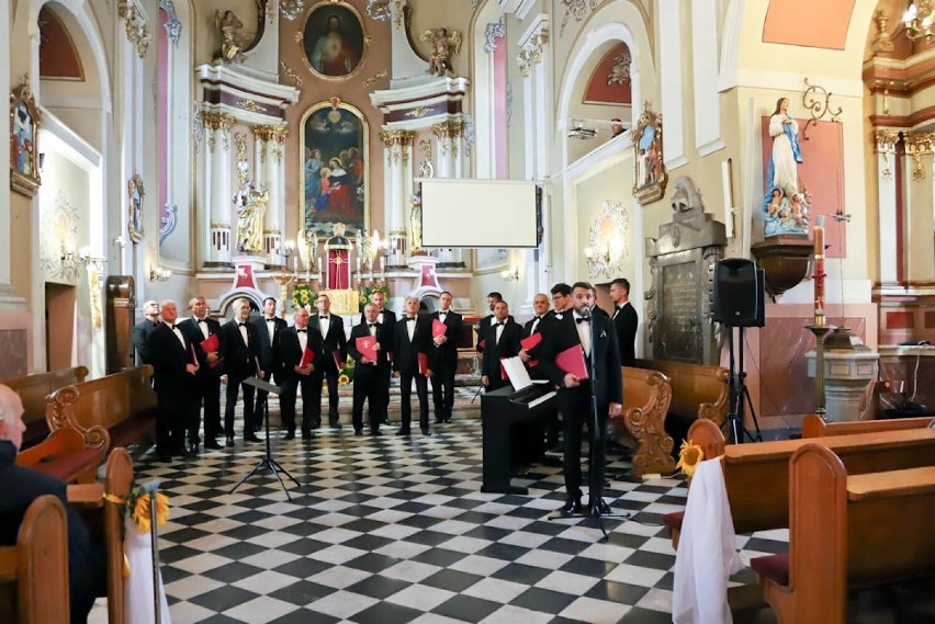 Owacja na stojąco dla chóru Lutnia w kościele w Błaszkach