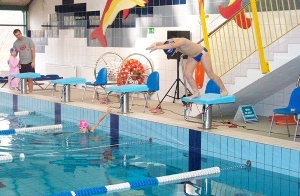XIII Mistrzostwa Rudy Śląskiej w pływaniu na półmetku. Rywalizowało ponad sto osób