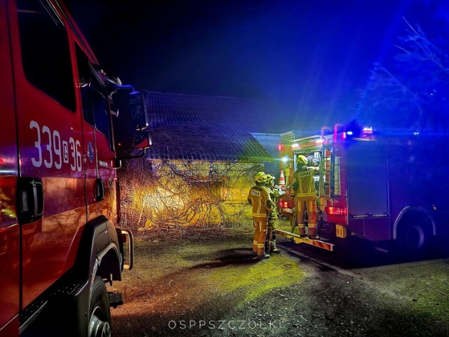 Strażacy OSP Pszczółki wśród zgłoszeń mieli m.in. zadymienie budynku, zerwaną linię energetyczną i poszycie dachów