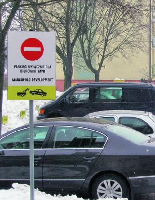 Postój na tym parkingu grozi blokadą koła