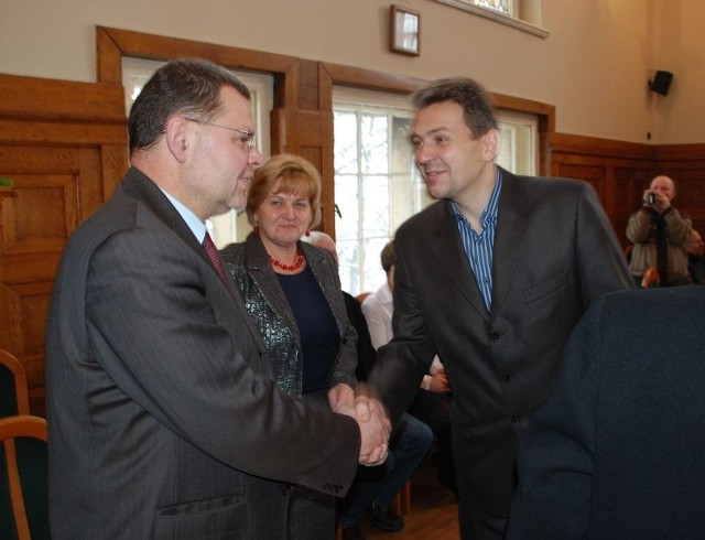Konrad Rowiński (z lewej) ogłosił, że nie będzie kandydował. Ale jego zwolennicy nie dają za wygraną