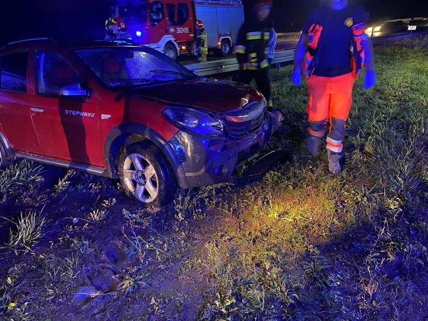 Dacia uderzyła w bariery ochronne na autostradzie A1 pod...