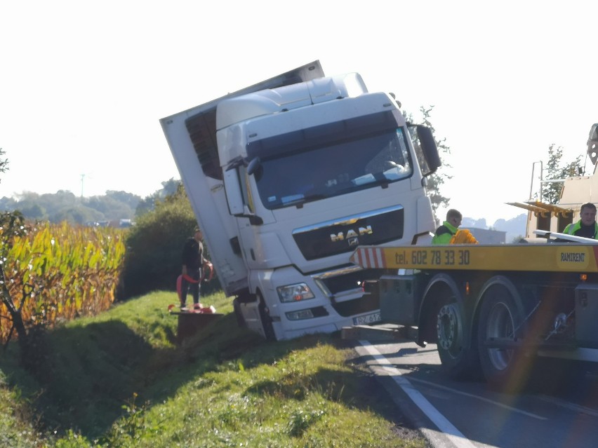 W Nowych Mostach w powiecie grudziądzkim ciężarówka wjechała do rowu