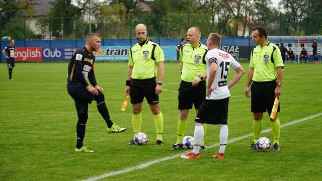 21.10.2020 r. Stadion Błękitnych Sarnów. Finał PP na szczeblu Podokręgu Sosnowiec: Unia Dąbrowa Górnicza - Szczakowianka Jaworzno 4:0.

Zobacz kolejne zdjęcia. Przesuwaj zdjęcia w prawo - naciśnij strzałkę lub przycisk NASTĘPNE