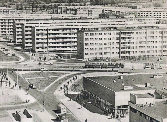 Postanowiliśmy przypomnieć, jak powstawały wielkie osiedla w Poznaniu. W naszej galerii zebraliśmy archiwalne zdjęcia z Rataj, Winograd, Piątkowa i Żegrza. Na tych fotografiach dokładnie widać, jak bardzo zmieniło się miasto. Na zdjęciu: Osiedle Jagiellońskie.

Zobacz archiwalne zdjęcia z poznańskich osiedli --->