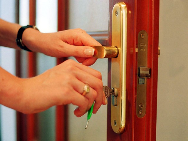 30-latek włamywał się do mieszkań, wykorzystując nieuwagę właścicieli i niezamknięte na klucz drzwi
