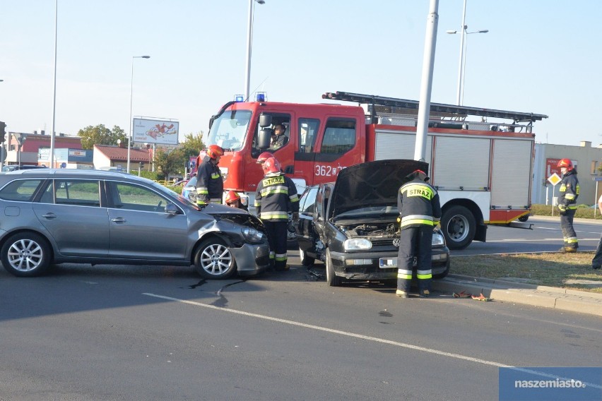 Wypadek na skrzyżowaniu Okrzei - Wronia we Włocławku. Zderzenie dwóch volkswagenów [zdjęcia, wideo]