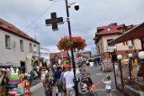 Bałtyk, plaża w Darłówku Zachodnim nadmorskiej dzielnicy Darłowa. Na deptaku tłum ZDJĘCIA