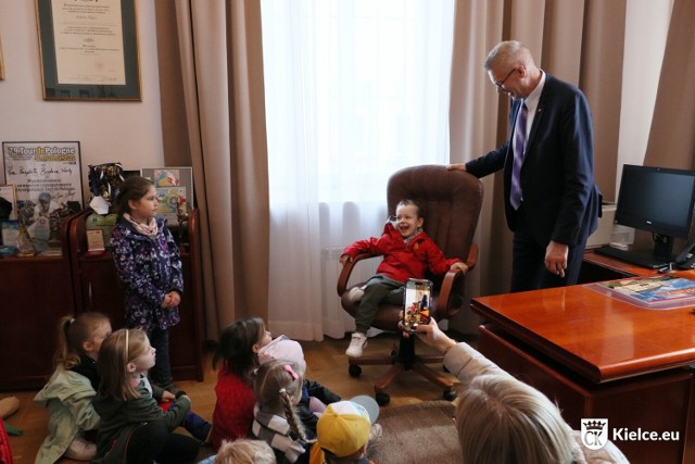 Przedszkolaki podczas zwiedzania kieleckiego ratusza mogły sprawdzić, jak siedzi się w prezydenckim fotelu.

Zobacz kolejne zdjęcia