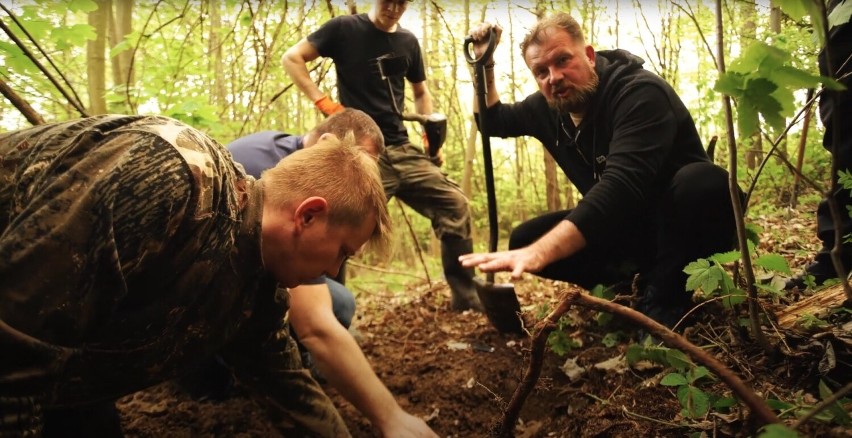 Czchów. Archeolodzy odkryli broń zakopaną przez partyzantów pod koniec II wojny światowej. Z ziemi wydobyli pepeszę i rewolwer [ZDJĘCIA]