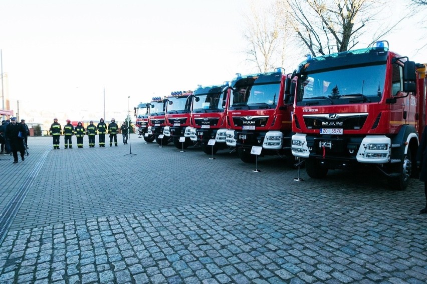 Strażacy ze Szczecina i regionu otrzymali nowe wozy [ZDJĘCIA] 