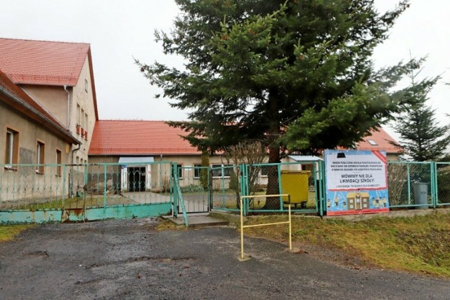 Radni gminy Mirsk 5 stycznia 2024 roku zadecydowali o zamiarze likwidacji Szkoły Podstawowej w Giebułtowie. Są plany na uratowanie placówki.