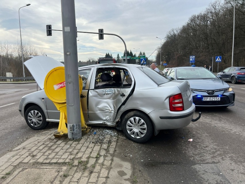 Zderzenie VW polo ze skodą w Przemyślu. Jedno z aut uderzyło w sygnalizację świetlną [ZDJĘCIA, WIDEO]