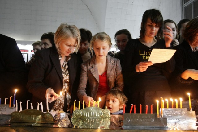 Chanuka w Warszawie. Jak wyznawcy judaizmu obchodzą swoje święto?