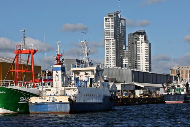 06.04..2015. gdynia
nz  nabrzeze angielskie w port gdynskim w tle sea towers i nabrzeza dalmoru strefa prestizu
fot. tomasz bolt / polska press
dziennik baltycki