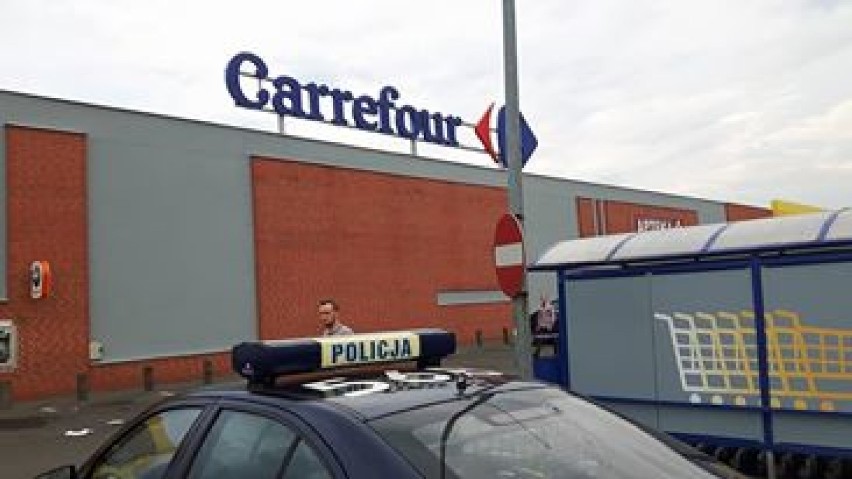 Starogard Gd. Ewakuowano Carrefour. Na szczęście nie znaleziono bomby ZDJĘCIA