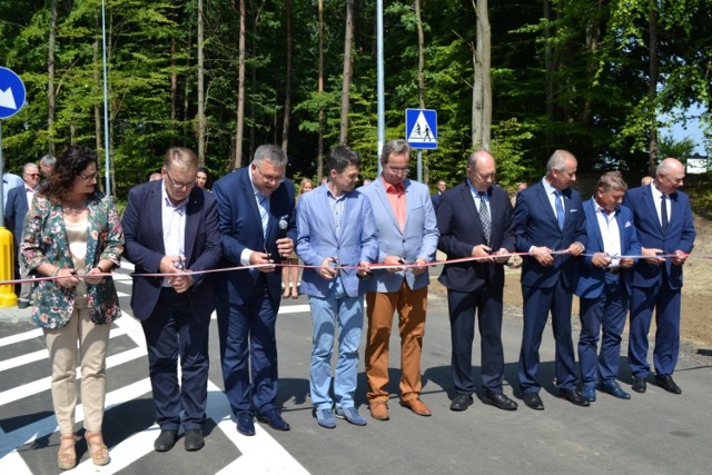 Z udziałem wielu gości odbyło się dziś uroczyste oddanie do użytku małej obwodnicy Kartuz. Ul. Chmieleńska już otwarta.