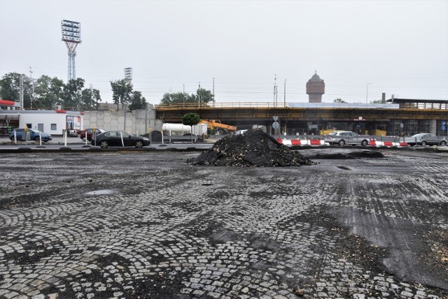 Centrum przesiadkowe Opole Wschodnie. Usunięty asfalt i skuta nawierzchnia na skrzyżowaniu ulic Oleskiej, Batalionów Chłopskich i Bohaterów Monte Cassino. Na miejscu obowiązuje zmieniona organizacja ruchu.