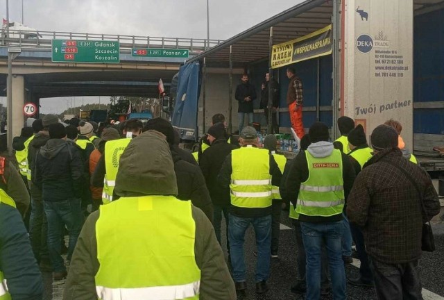 Strajk skupia się obecnie na drogach ekspresowych wokół miasta. Zablokowana jest trasa S5 od węzła w Maksymilianowie do węzła Bydgoszcz Południe (Pawłówek) oraz trasa S10 od węzła Bydgoszcz Południe (Pawłówek) do węzła w Stryszku.

Na zdjęciu rolnicy protestujący w Białych Błotach