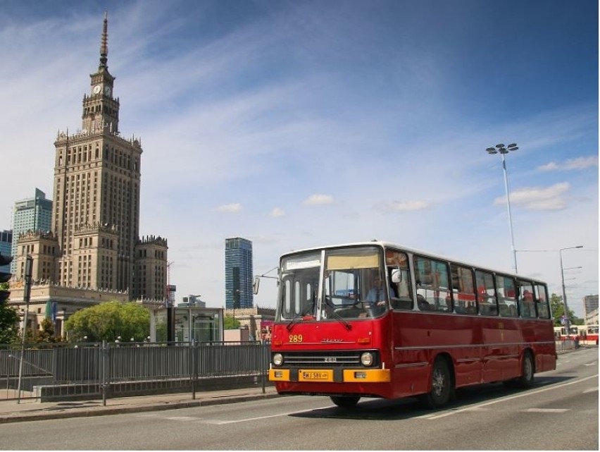 Ikarusy wracają na stołeczne ulice. Nowe linie autobusowe i tramwajowe posłużą turystom