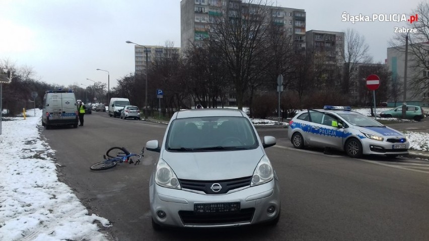 Wypadek w Zabrzu [ZDJĘCIA]. Potrącony rowerzysta na ul. Gdańskiej - samochód nie ustąpił pierwszeństwa