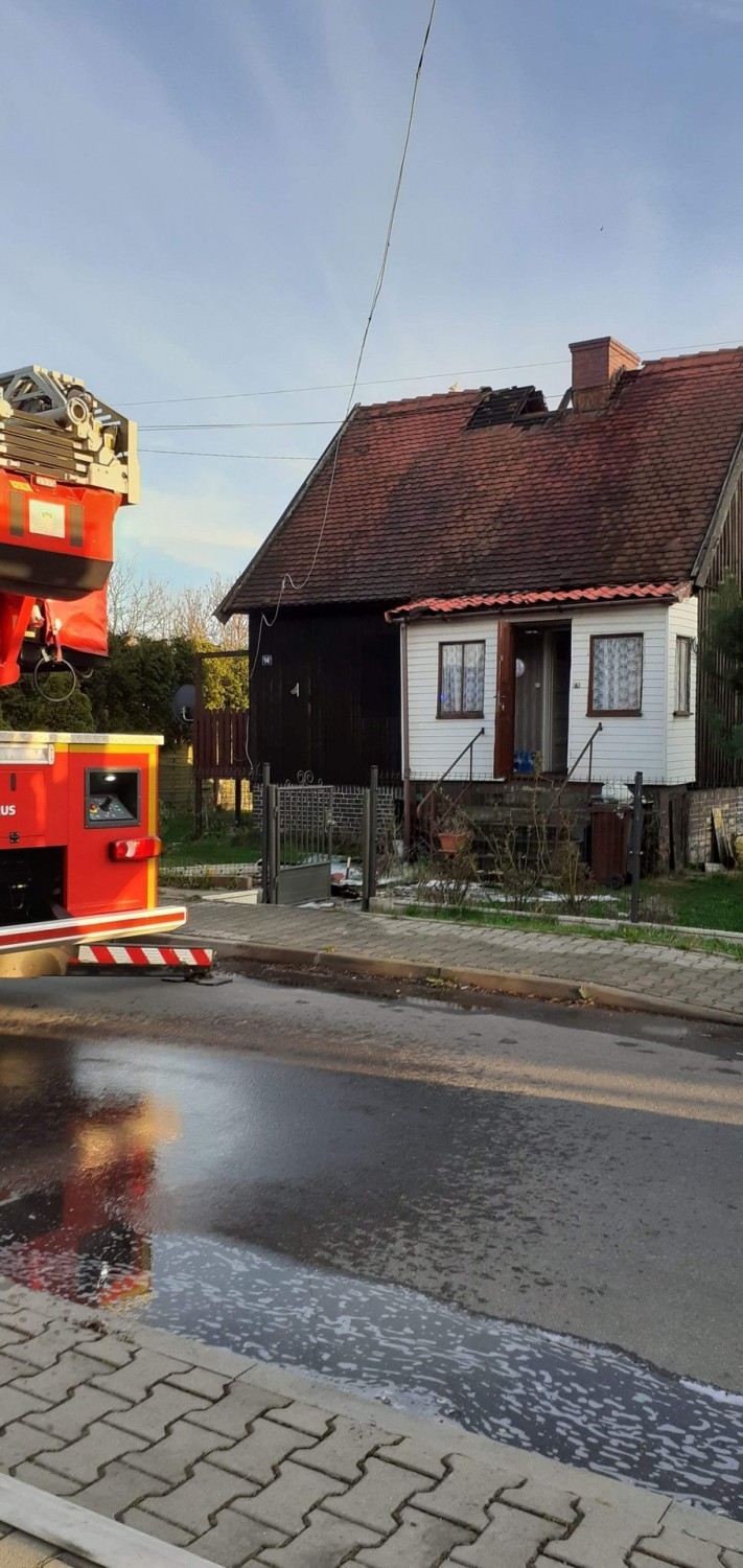 Pożar w Sosnowcu zniszczył część dachu oraz poddasze domu...