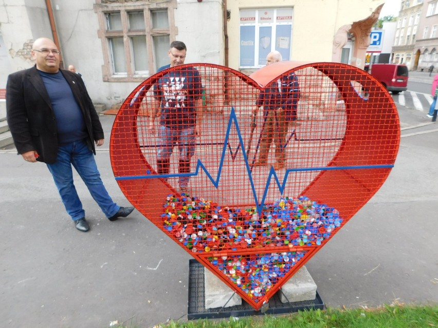 Serce na nakrętki stanęło w centrum Wałbrzycha