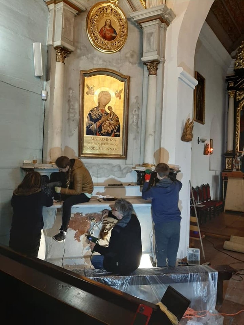 Pleszew. Prace konserwatorskie w kościele św. Floriana. Boczny ołtarz warstwa po warstwie odzyskuje dawny blask