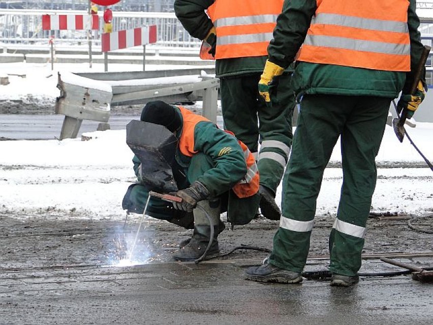 Przed godz. 14.30 na ul. Głogowskiej pękła szyna, po godz....