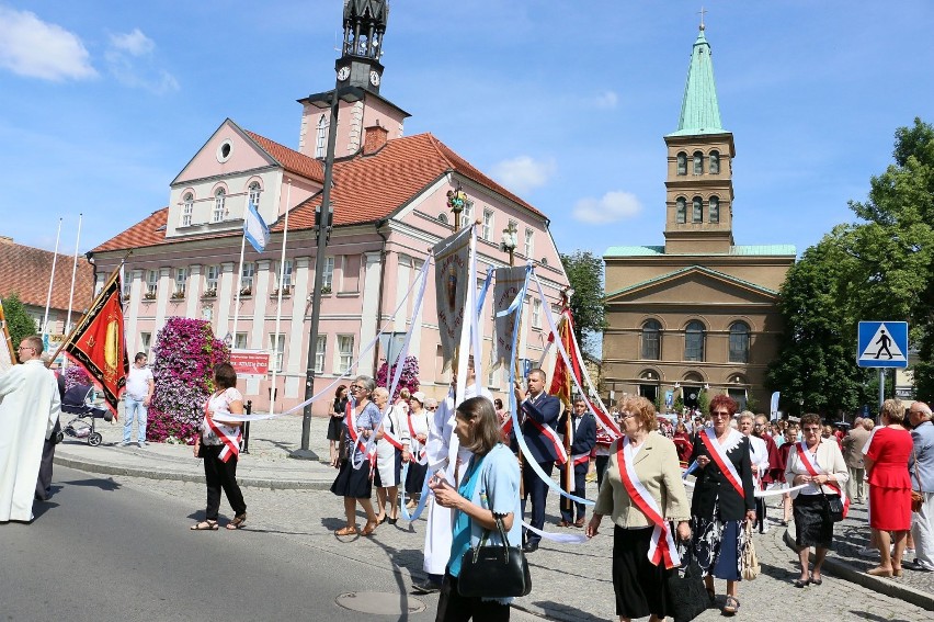 Tłum wiernych wziął udział w procesji Bożego Ciała, która w...