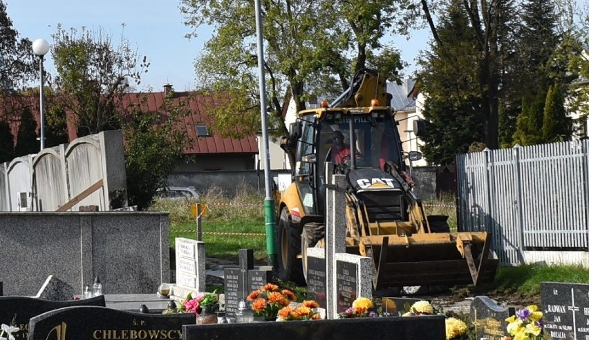 Na cmentarzu parafialnym w Oświęcimiu trwa remont zabytkowego muru otaczającego nekropolię. Był już w bardzo złym stanie [ZDJĘCIA]