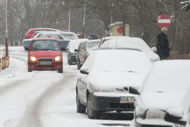 Spadł śnieg. Uwaga na trudne warunki na drogach. Policja prowadzi wzmożone kontrole