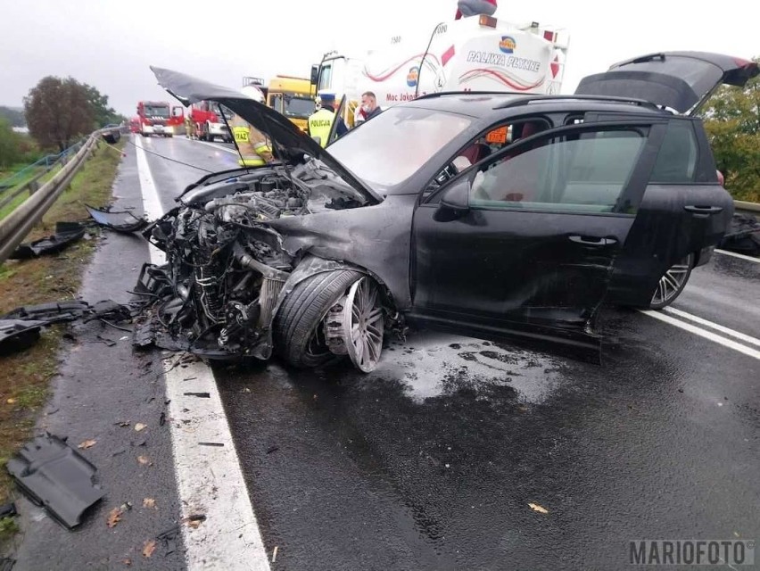 Groźny wypadek w Dąbrowie. Zderzyły się trzy samochody.